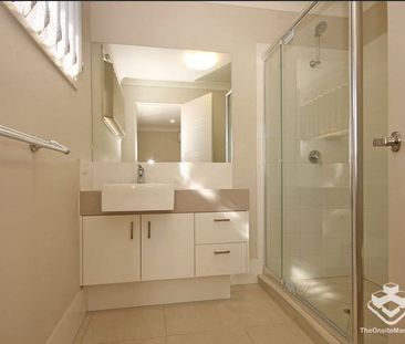 Spacious Townhouse - Photo 6