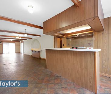 A STYLISH AND SPACIOUS ENTERTAINERS DREAM WITH CHARACTER AND COMFORT - Photo 3