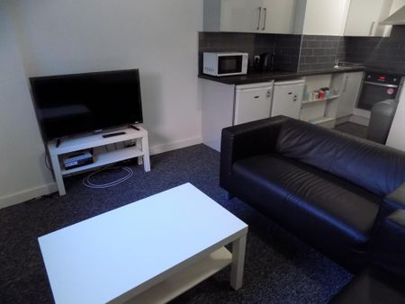 1 bedroom in a flat share to rent - Photo 2