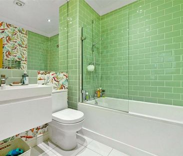 This beautifully presented modern detached home is situated in the ... - Photo 4