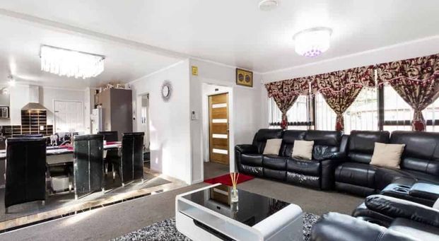 Larger than life - Photo 1