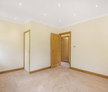 4 bedroom link detached house to rent - Photo 4