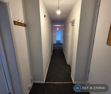 3 bedroom flat to rent - Photo 4
