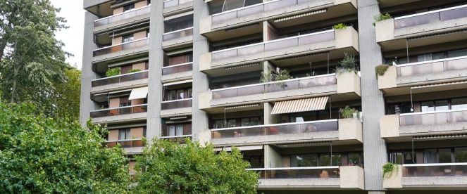 Dans immeuble de standing, grand appartement traversant de 4 pièces au 4ème étage avec balcons. - Foto 1