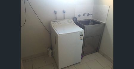 Private room in townhouse for lease! $230 per week includes utilities - Photo 5