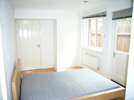 Sydenham Road, Guildford - 1 bedroomProperty for lettings - Seymours - Photo 2