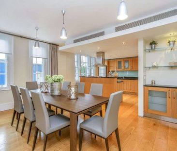 A superb bright, two bedroom second floor flat in a coveted location in the heart of Chelsea. - Photo 1