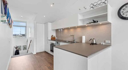 Harbour Views & City Vibes! - Photo 5