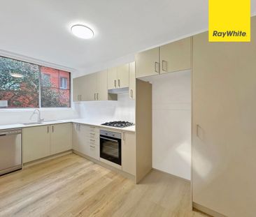 Freshly Renovated Apartment - Photo 5