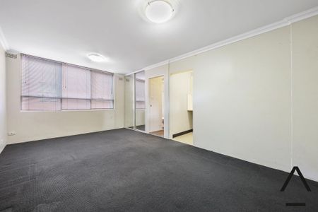 Studio On Top Floor - Photo 5