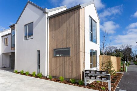 Brand new 3 bedroom townhouse with a garage! - Photo 3