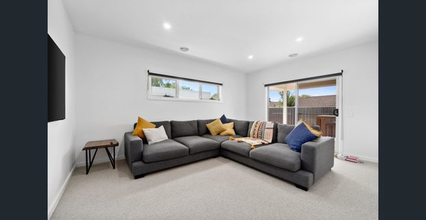 Stunning Modern 4-Bedroom Home – Fully Furnished! - Photo 1