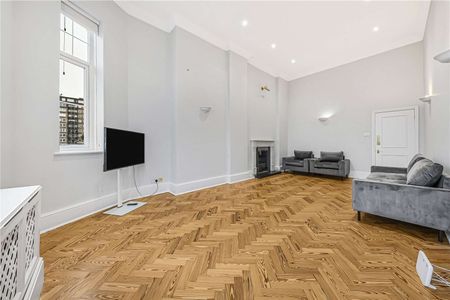 Situated on the seventh floor (with lift) of a popular red brick mansion block in the heart of Maida Vale - Photo 4