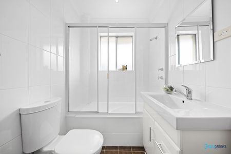 BEAUTIFUL 2 BEDROOM UNIT AND FANTASTIC LOCATION - Photo 2