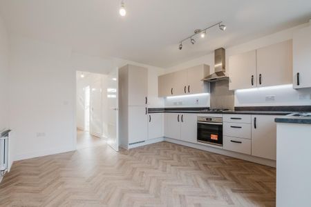 4 bedroom semi-detached house to rent - Photo 2