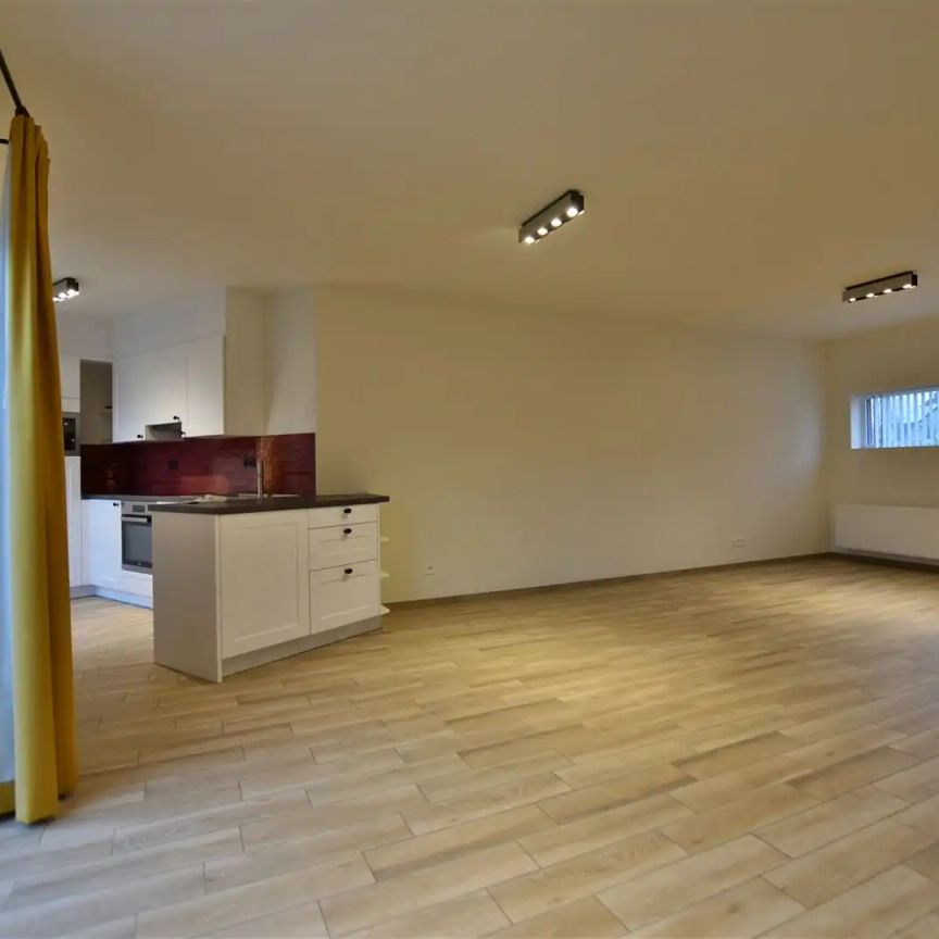 Instapklaar gelijkvloers appartement met koer en garage vrijstaande. - Photo 1