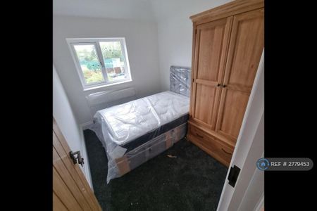 1 bedroom in a house share to rent - Photo 3