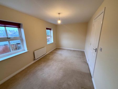 3 bedroom end of terrace to let - Photo 3