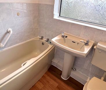 3 bedroom end of terrace house to rent - Photo 2