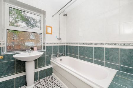 Willow Lodge, 195 Cedars Road, London, SW4 - Photo 5