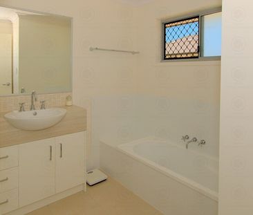 Koalas at back door - Short walk to Mango Hill Railway Station - Photo 6