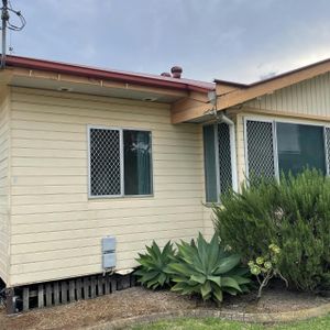 FOR LEASE – Stylish 2 Bed | 1 Bath | 1 Car Unit in the Heart of Toowoomba City - Photo 2