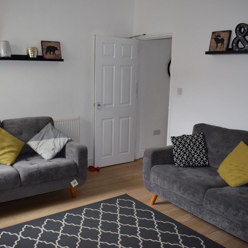 Double Furnished Room - Large Communal Space - Photo 1