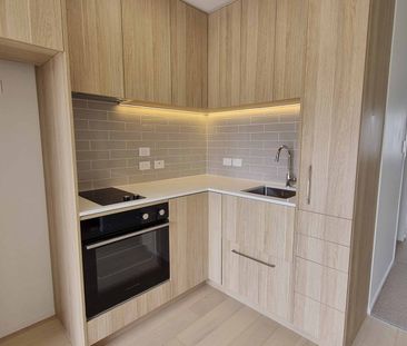 Modern, sunny 1 bedroom upper level apartment - Photo 1