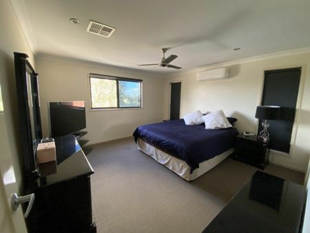 Spacious Three-Bedroom Townhouse ! - Photo 3