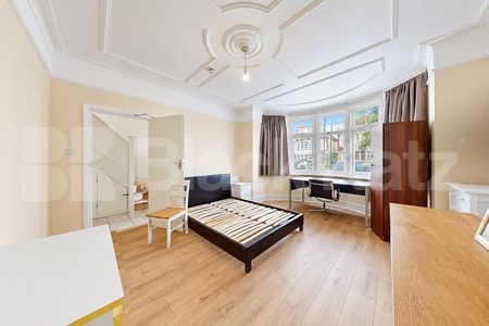 Newly Refurbished Five Bedroom House with Large Garden & Off-Street - Photo 2