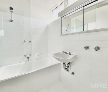 Sun-drenched apartment in sought-after Park street - Photo 3