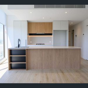 Luxury 2 Bedroom apartment located at convenient location - Photo 2