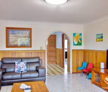 Furnished 4 bedrooms walking to school and shopping centre - Photo 3