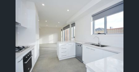 STUNNING! IMPRESSIVE 3-BEDROOM TOWNHOUSE - Photo 4