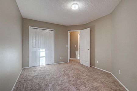 9 Spring Crescent Southwest, Calgary - Photo 4