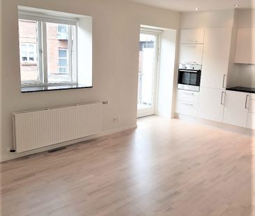 Skøn lejlighed med privat altan - Photo 1