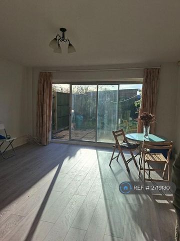 3 bedroom terraced house to rent - Photo 2