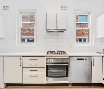 Tranquil Art Deco Apartment with Lock Up Garage - Photo 2