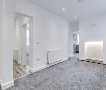 3 bedroom end of terrace house to rent - Photo 2