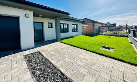 MAXIS REAL: TOP NA PRENÁJOM: 4-izbová novostavba s dvojgarážou, bazénom a veľkou záhradou vo vyhľadávanej časti Trnavy – Kamenáč - Fotografia 5