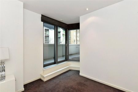 2 bedroom flat in London - Photo 2