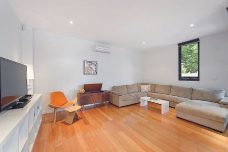 Impressive Townhouse in a Prime Abbotsford Location - Photo 2