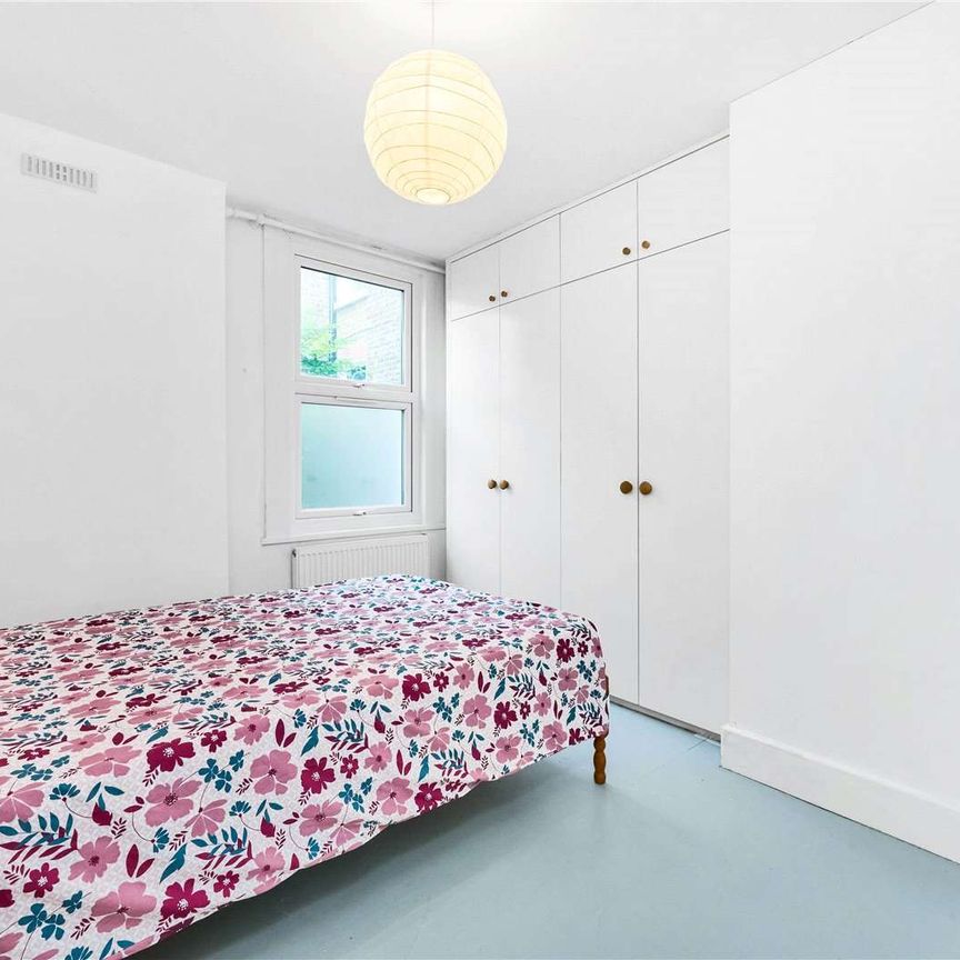 A bright and spacious one bedroom garden flat with its own private entrance. - Photo 1