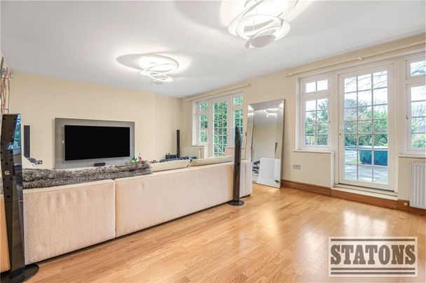 Totteridge Village, London - Photo 1