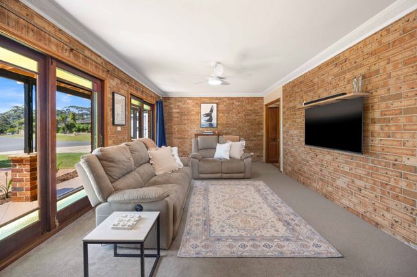 Generous Family Home Minutes from Schools, Shops and Beaches - Photo 1