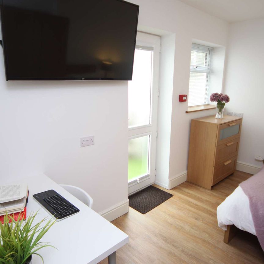 High Specification En-Suite Student Accommodation - A female house with all rooms having en-suites - Photo 1