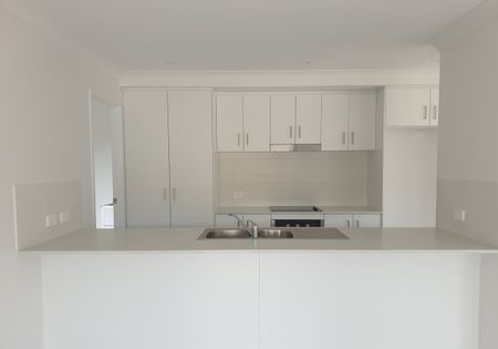 Large Family Home in Vale Estate! - Photo 3