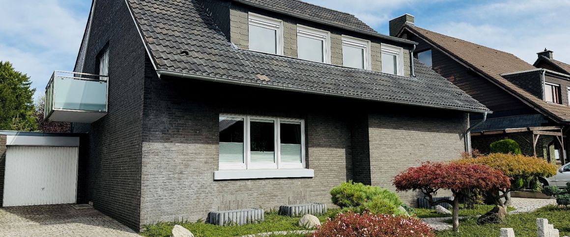 Ihr neues Zuhause zum Wohlfühlen - großzügige Dachgeschosswohnung im Zweifamilienhaus! - Photo 1