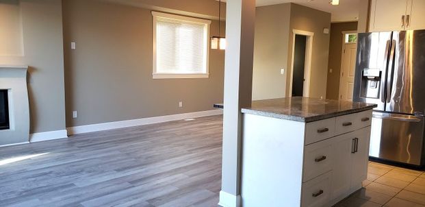 $4,100 / 3br – 1656ft2 – Spectacular upper level home w/ 3 beds + den, 3 baths (QK21) - Photo 1