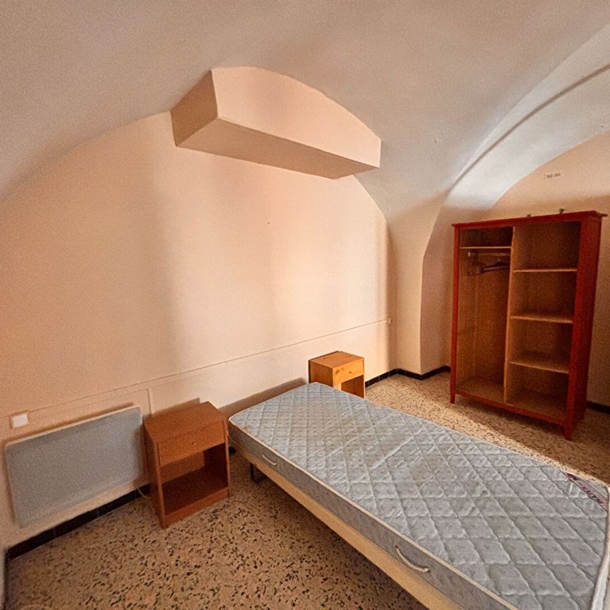 NIMES ST CESAIRE CHAMBRE DE 25M² ET PARKING, ETUDIANT, - Photo 1